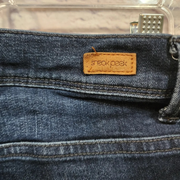 Sneak Peak distressed jeans with peek a boo patchwork detailing Size 9 - Picture 9 of 10